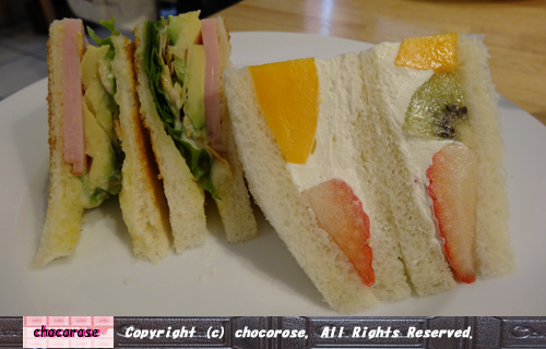 フルーツサンドイッチとアボカドとロースハムのローストサンドイッチ.jpg